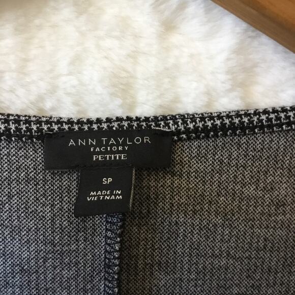 Ann Taylor Gray Short Sleeve V-Neck Top - Picture 3 of 12